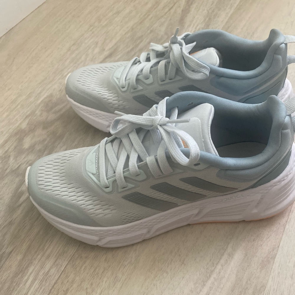 Adidas sneakers Like New Sz 7.5 7 1/2 women’s